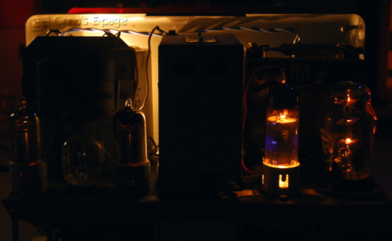 
    The GM2315 showing the glow of the valves. No light from the regulator lamp.
    