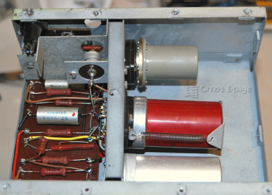 
    Main oscillator compartment with EF50N and crystal. Good paper capacitors below deck.
    